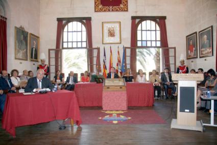 Protagonistes. Luis Alejandre pronuncià la conferència institucional, després que Corretja Genestar fes la lectura de l’Acta de Constantinoble. - Cris