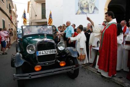 Desfile. Lo encabezó uno de los coches más antiguos entre los que ayer circularon por Es Migjorn Gran, un Ford de 1927 - Cris