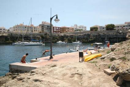 Cala Corb. Varios niños se zambullen en las aguas de una de las zonas de baño utilizadas tradicionalmente por los vecinos de Es Castell - Javier