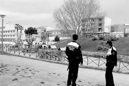 Policías. Su jefe les llamó al orden por poner multas sin parar los coches - Archivo