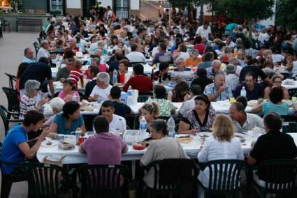 Fiesta.
Los participantes se reunieron a partir de las nueve de la noche en la Plaça Pere Camps para compartir mesa y mantel - Cris