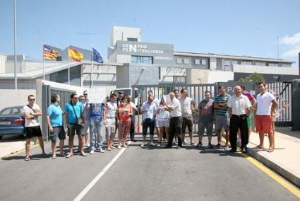 Protestas. Unas 30 personas se concentraron en el centro penitenciario por la mañana - Javier