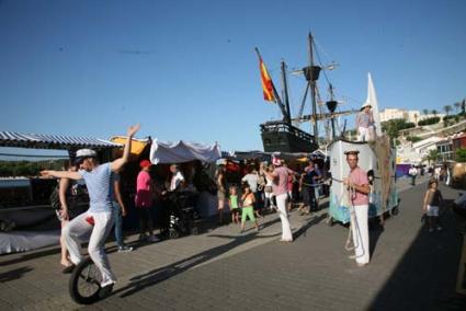 Port. Un grup de teatre i de circ actua davant la sorpresa dels passejants que volten pel mercat mariner - Javier