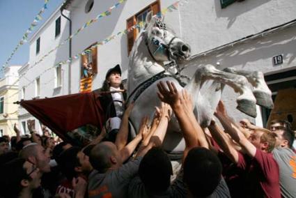 Bandera. La caixera fadrina, Elena Taltavull Arroyo, va ser rebuda per una gernació de gent que la recolzà en el moment de recollir la senyera en honor a Sant Martí - Cris