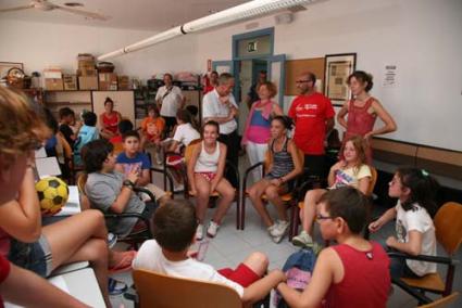 Casa del poble. Joves preparant una obra de teatre que representaran per les persones majors - Javier