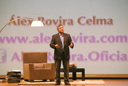 Àlex Rovira durante su intervención en el Teatre Principal - Javier