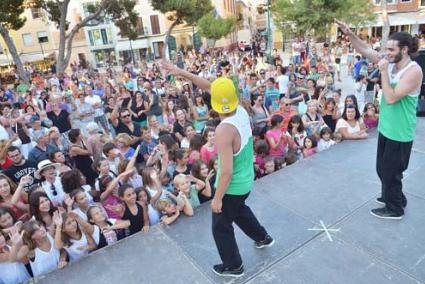 Actuacions. A Ciutadella van recórrer l’eix central i van arribar a la Plaça des Pins - I.P.D.R.