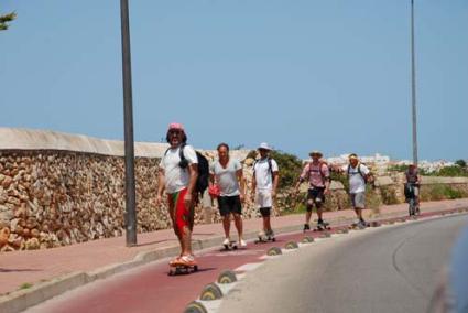 filera. El carril-velo ofereix protecció als patinadors, que queden separats del trànsit - i.p.d.r.