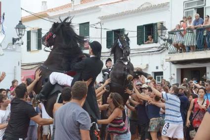 Fornells. Els cavalls, protagonistes de la festa, marcaren el ritme amb alegria fins ben entrat el capvespre. La seva estampa enlairada és el moment més capturat per al record - Paco Sturla