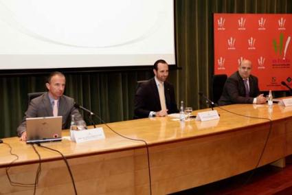 Presidente. Bauzá, junto a Carlos Delgado (izquierda), ayer, en la presentación del Plan de Turismo - CAIB