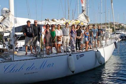 ‘Galaxie’. Los jóvenes y familiares junto a autoridades implicadas en la actividad visitaron ayer el velero - Gemma Andreu