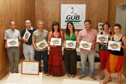 Presentació. Tòfol Mascaró, les autores i representants dels patrocinadors, ahir a la seu del GOB - Gemma Andreu