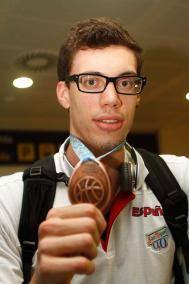 Alex Suárez, posando en el Aeropuerto mostrando la medalla de bronce - Gemma Andreu