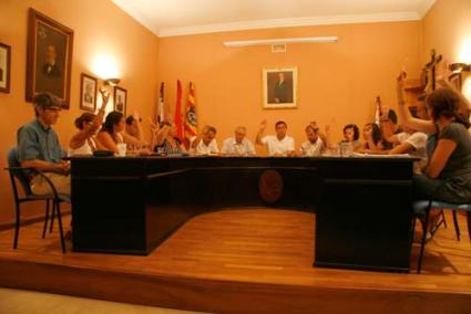 Pleno. Los trece concejales aprobaron por unanimidad la designación de cargos surgida de la propia Junta Local de Fornells - Cris