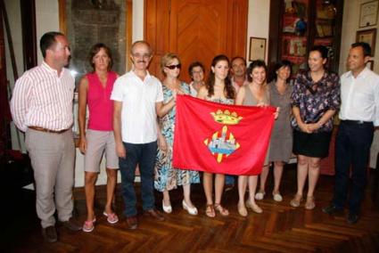 la bandera de ciutadella. Los padres de Albert Torres la recogieron ayer en el Ayuntamiento para que 
se la lleven a su hijo y la tenga cerca en la competición que disputará el día 2 en el Velódromo de Londres - Cris