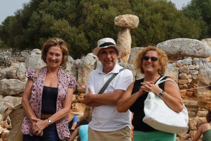 Autoridades. La consellera Maruja Baíllo, la concejala de Alaior Isabel Rodríguez y el presidente de Amics del Museu de Menorca, Mateu Martínez, visitaron ayer a los estudiantes en su último día - Gemma Andreu