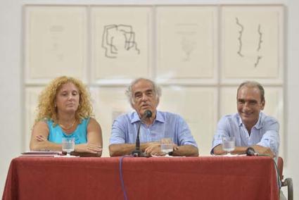 Sant Diego. Isabel Rodríguez, Valeriano Bozal y Luis Chillida durante la conferencia - Paco Sturla