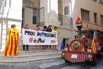 RECHAZO. Los jóvenes mostraron una pancarta y la bandera catalana en las escaleras del Ayuntamiento - Gemma Andreu