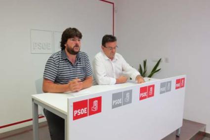 Psoe. Vicenç Tur y Joan Marqués, ayer en la sede del partido socialista en Maó - P. PSOE