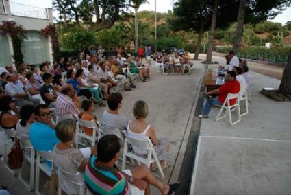 Expectació. El pati de Ca na Xini, a s’Hort de Sant Patrici, s’omplí de ferreriencs i ferrerienques per conèixer les novetats de l’agenda festiva d’enguany - cris