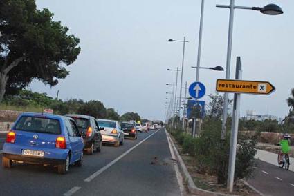 Tráfico Lento. La cola ocupó buena parte de la carretera durante más de dos horas - Gemma Andreu