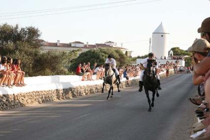 Corregudes. Cavalls i cavallers donaren el màxim en cada carrera en un dels darrers actes de les festes de Sant Llorenç d’Alaior - Javier