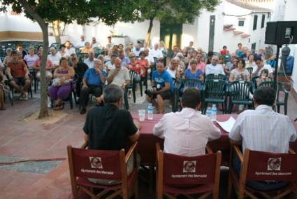 La tertulia, celebrada en la Plaça de l’Església, contó ayer con un ponente de lujo - Cris