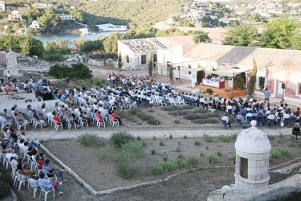 Illa del Rei. El evento organizado por Editorial Menorca, el Ateneo y la Fundación del Hospital reunió en este enclave portuario a cerca de 400 personas - Javier