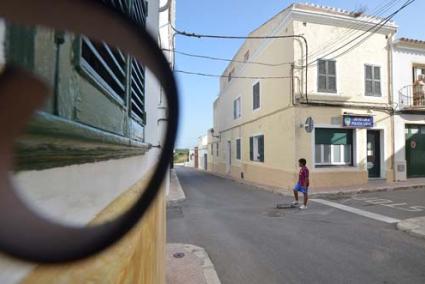 Vivienda. Se encuentra en la esquina de las calles Miranda del Toro y Carrer Nou, con una superficie que ronda los 200 metros cuadrados - Paco Sturla