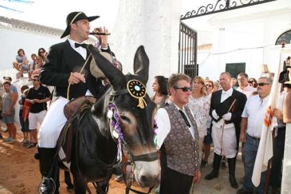 Moments. La primera jornada de les festes de Sant Climent es va viure ahir intensa i molt concorreguda. El primer toc, el lliurament de la bandera, les completes i l’esperat jaleo van omplir el poble de protocols - Javier