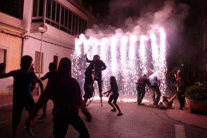 Valents i no tan valents. Els dimonis encalçaven aquells que es volien amagar del foc, mentre que altres ballaven animadament al ritme de la batucada - J.J.