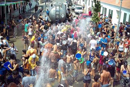 Sant Climent. Com és costum, cada any es celebra la bona ruixada que cau al carrer de Sant Miquel - Javier