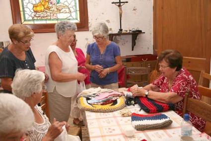 Sant Francesc. El grup de voluntàries elabora productes artesanals que es posen a la venda - Javier