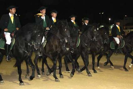 Més activitats. A part de les carreres els genets del Club Eqüestre Equimar van animar el vespre amb una exhibició - Carlos Orfila