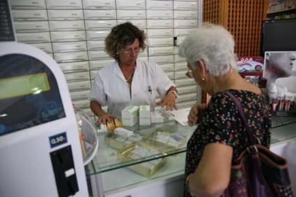 Farmacia. Los pensionistas deben pagar por el medicamento recetado con un tope de ocho o 18 euros, según su renta - Javier