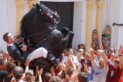 bots. Els cavalls que van participar a les festes van fer una exhibició de salts al ritme de la música de la Banda Municipal - Gemma Andreu