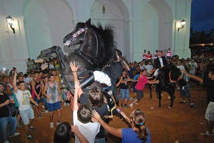 EMOCIÓN. Los equinos saltaban con garbo ayer por la noche durante el jaleo convertido en el epicentro de la fiesta en el municipio de Llevant - Gemma Andreu