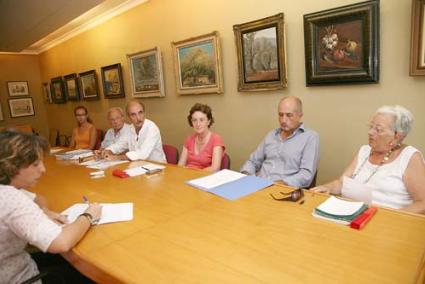 Ateneo. Orfila durante la presentación del programa de actividades junto a varios vocales de la entidad - Javier