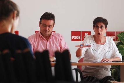 PSOE. Joana Barceló y Joan Marquès explicaron sus propuestas en la sede del PSOE de Ciutadella - Gemma Andreu