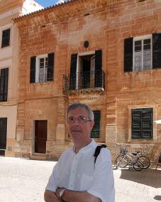 Ciutadella. El nét de Ruiz y Pablo davant l’actual Casa Mayans, on va viure el seu avi i va néixer son pare - Gemma Andreu