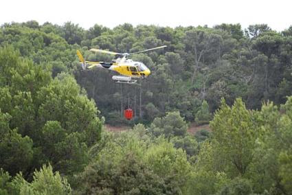 Avión anfibio. Con capacidad para 5.500 toneladas de agua, se desplazó desde Palma para intervenir en la extinción del fuego - Gemma Andreu