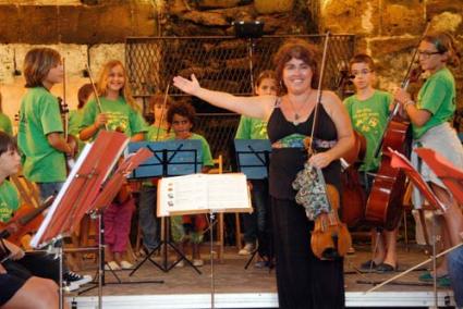 Castell. L’escenari de l’actuació dels joves estudiants de música va ser el Castell de Sant Antoni - Cris Llufriu