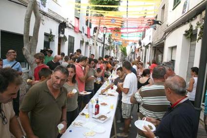 Actes festius. El berenar del dissabte de la Mare de Déu de Gràcia i el repartiment de l’aigua-ros als residents dels centres assistencials - Javier