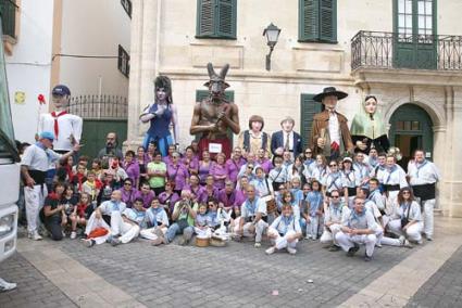 Qualcada. Maó viu intensament el toc de fabiol, el lliurament de la bandera, la "mascletà", i la sortida de la caixera batllessa i caixer capellà - Javier