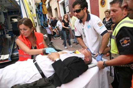 Seqüència. Arturo Bagur, conscient en tot moment, fou atès per una ambulància i traslladat d’immediat a l’Hospital Mateu Orfila - Javier