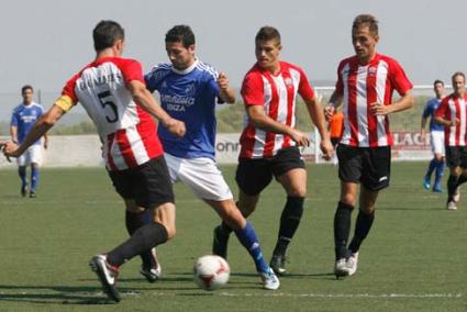 Galmés, Lacueva y Mas. Los jugadores del Mercadal rodean a un jugador del Sant Rafael en un lance del partido jugado ayer - Seba Candela/Diario de Ibiza