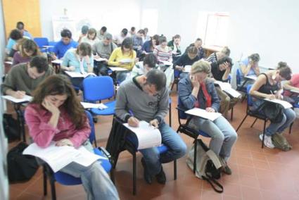 Universidad. Alumnos se examinan en la sede de Menorca - Archivo