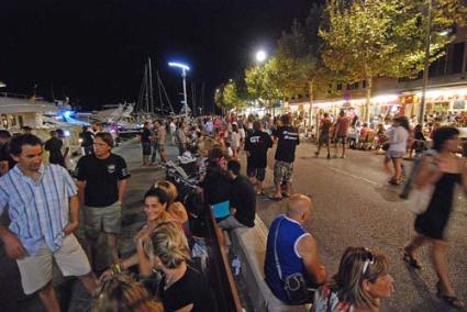 Terrazas. Totalmente peatonalizado, desde las 18.30 de la tarde. Así lucía el puerto ayer, para despedir las fiestas patronales de Maó con buen ambiente y música - Gemma Andreu