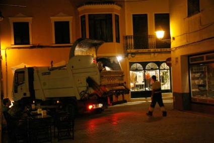 Camión. A las 22 horas, junto a terrazas llenas en el Carrer del Roser - Cris