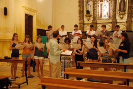 Caius College Choir. Els joves del cor de la Universitat de Cambridge, amb el seu director, el Dr. Geoffrey Webber, assajant ahir matí a l’església de Sant Francesc de Ciutadella - Cris